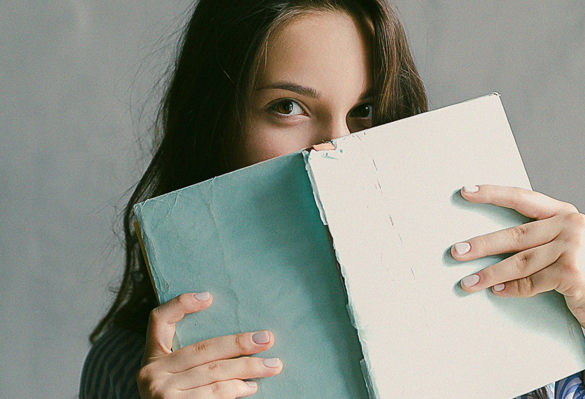 mulher com livro aberto