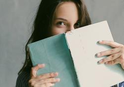 mulher com livro aberto